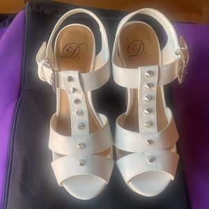 White Delicious wedges. Size 6